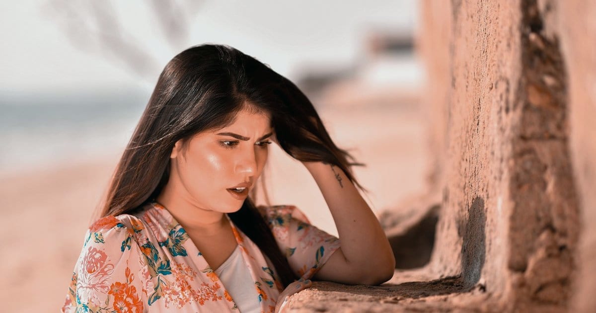 אישה מודאגת מחזיקה את הראש